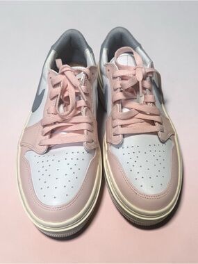 Nike Women's Low-Top Sneakers in Pink, White and Gray